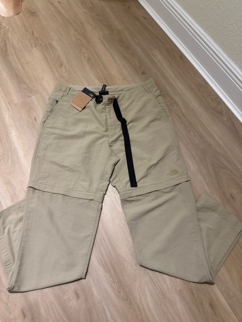 The North Face Men's Paramount Trail Convertible Pants in a khaki Mens Sz 38